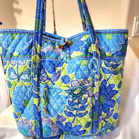 Vera Bradley Handbags - VERA BRADLEY XTRA Large tote